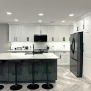 Shaker 200 - Frosty White / Charcoal Kitchen
