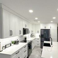 Shaker 200 - Frosty White / Charcoal Kitchen