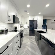 Shaker 200 - Frosty White / Charcoal Kitchen